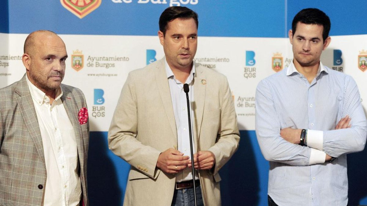 Fernando de la Varga, Daniel de la Rosa y Enrique Mata comparecen después de la reunión.-ISRAEL L. MURILLO
