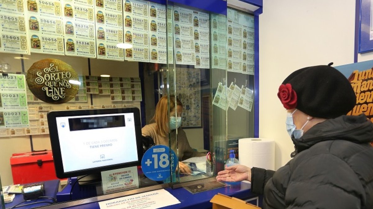 Una mujer compra lotería en una administración. ECB