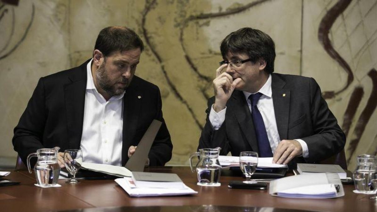 Oriol Junqueras y Carles Puigdemont, el martes, en la reunión del Consell Executiu.-JOAN CORTADELLAS