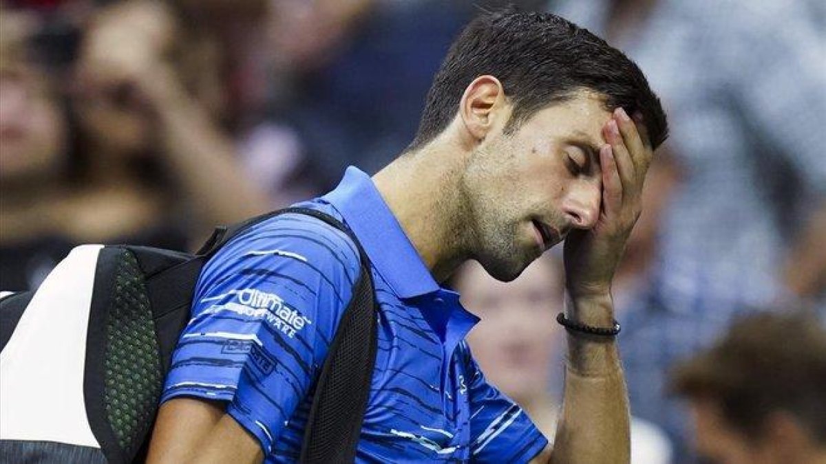 Djokovic abandona la pista tras retirarse ante Wawrinka.-AP