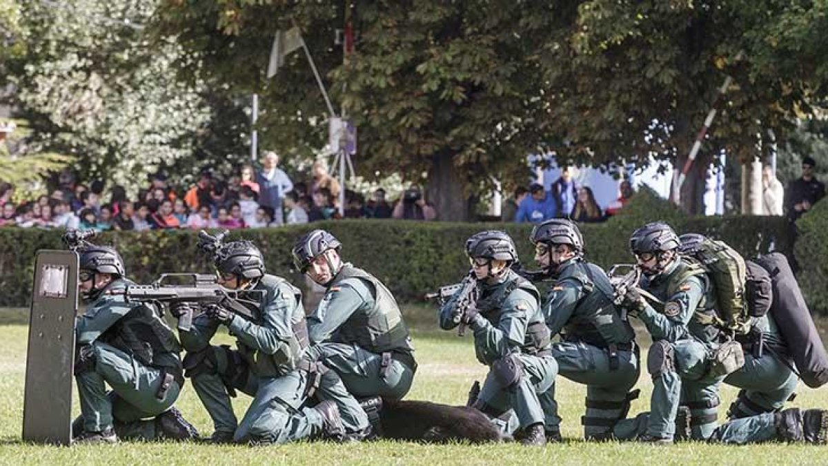 Efectivos de la Guardia Civil en acción en la exhibición que protagonizaron ayer por la mañana en la Deportiva .-SANTI OTERO