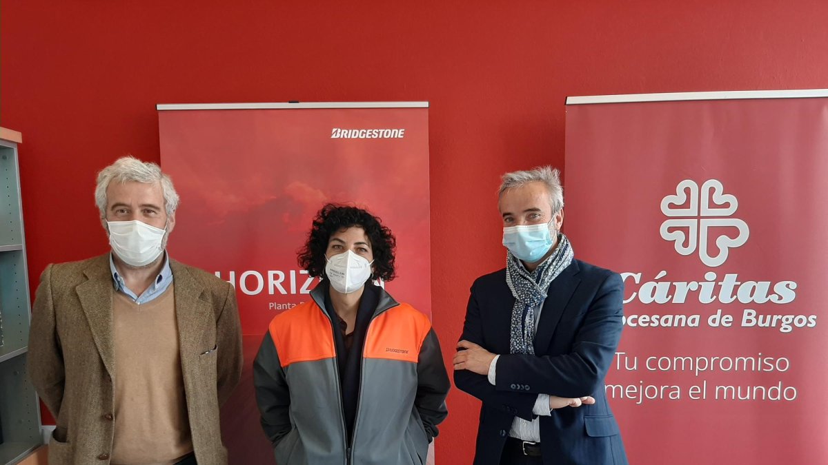 Pedro Saiz, director gerente de la empresa G&M Prevención, Aranzazu Salguero, directora deRR.HH. de la planta de Bridgestone en Burgos y Jorge Simón, director de Cáritas