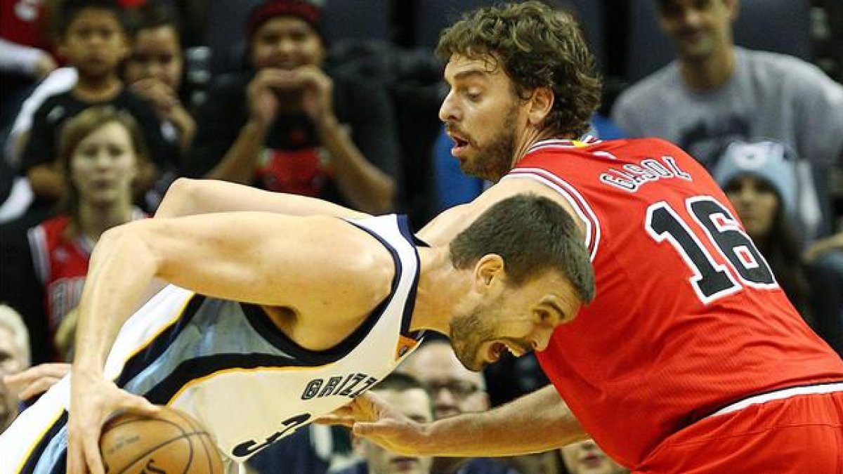 Marc y Pau Gasol, durante un partido de la temporada pasada entre los Grizzlies y los Bulls, en el FedExForum de Menfis.-EFE / MIKE BROWN