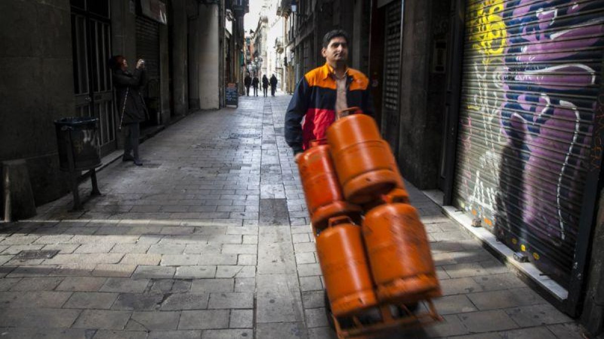 Un repartidor de butano por las calles del centro de Barcelona.-JOAN S. PUIG PASQUAL (EL PERIÓDICO)