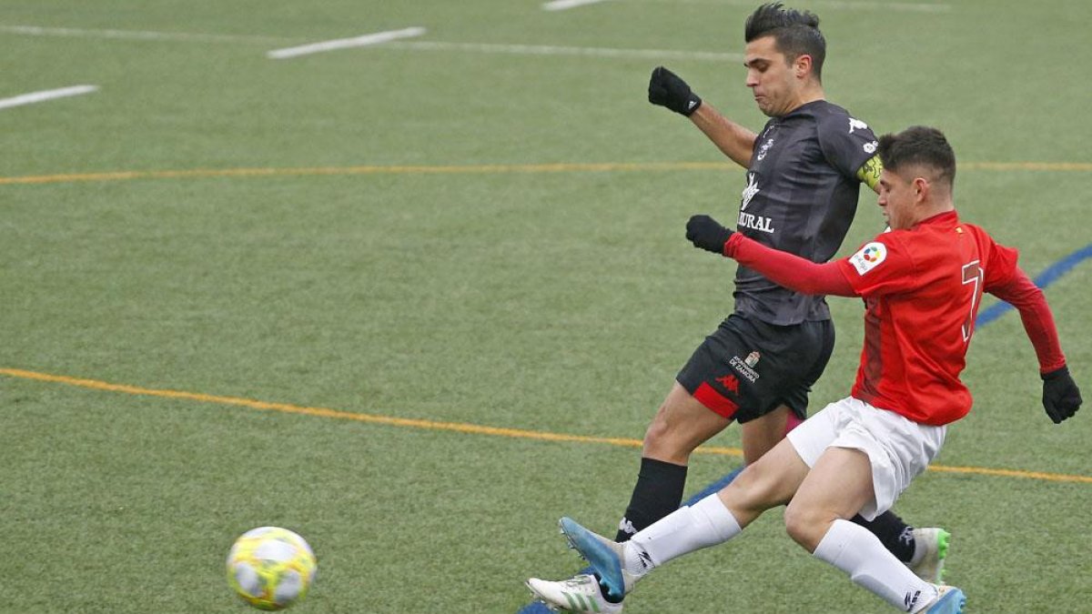 El extremo René (Real Burgos) pugna con un rival del Zamora en el encuentro disputado en San Amaro-SANTI OTERO