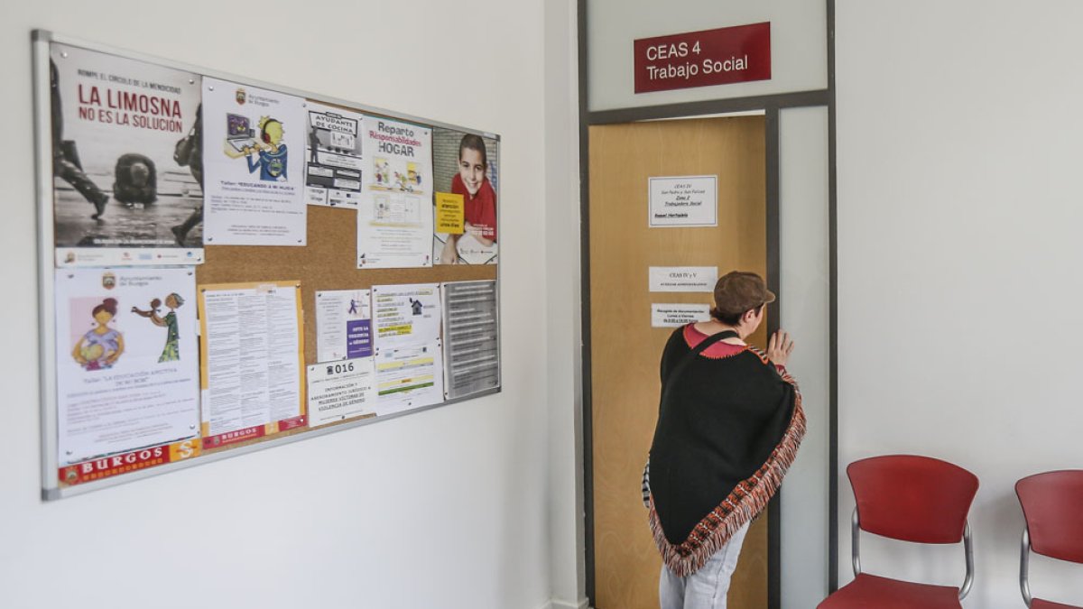 Una mujer se dispone a entrar en el despacho de una trabajadora social.ECB