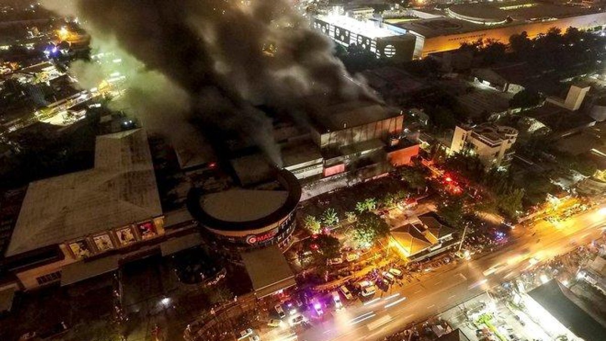 Fotografía tomada desde un dron de un centro comercial en llamas a causa del terremoto de magnitud 6.4 que sacudió a la ciudad General Santos, en Filipinas.-EFE
