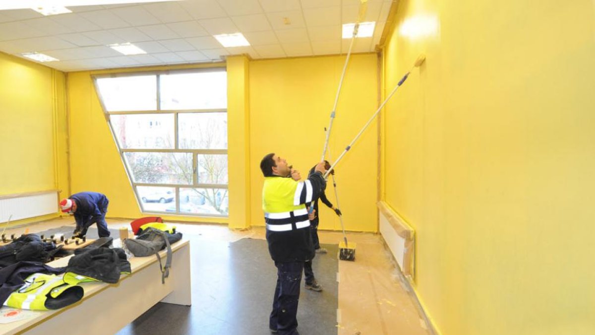 Unos trabajadores de los planes de empleo pintan una de las salas en el Centro Cívico de Vista Alegre.-ISRAEL L. MURILLO