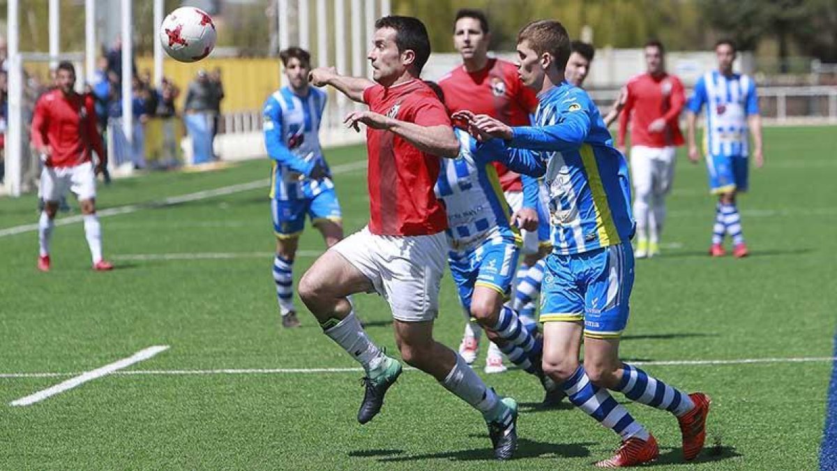 Imagen del encuentro que disputaron el Real Burgos y la Arandina el 1 de mayo en San Amaro.-RAÚL G. OCHOA