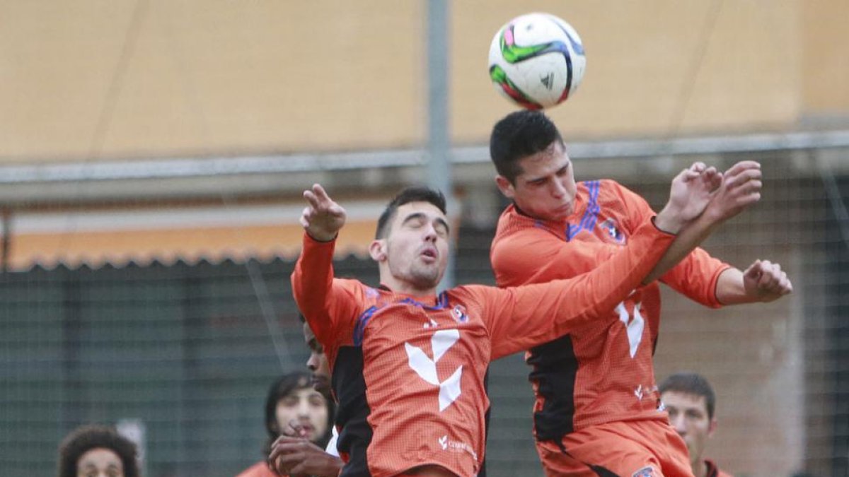 La defensa del Burgos Promesas Caja Rural despeja un balón.-RAÚL OCHOA