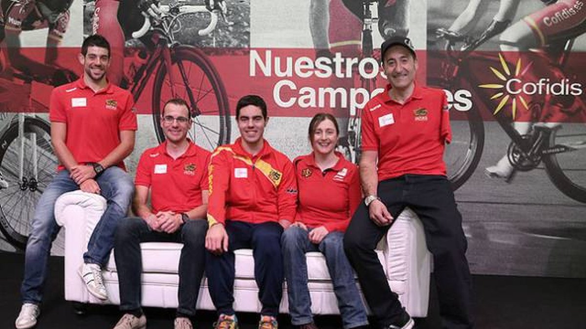 Los corredores paralímpicos, patrocinados por Cofidis, que protagonizan la campaña, en Madrid-Foto: EL PERIÓDICO