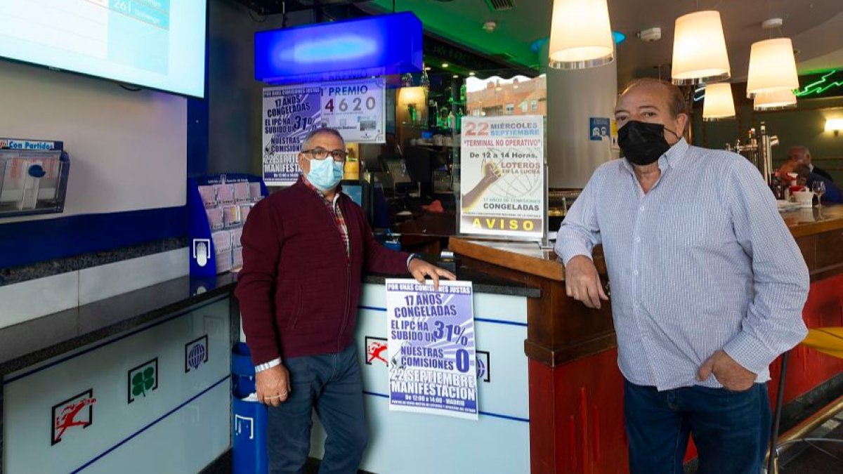 Bernardino Hurtado y Goyo Bárcena secundarán la manifestación y el parón de dos horas para exigir que se suban las comisiones de Lotería. SANTI OTERO