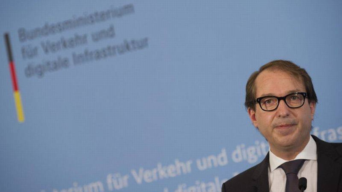 El ministro alemán de Transporte, Alexander Dobrindt, durante la rueda de prensa que ha ofrecido en Berlín junto al presidente de Germanwings.-Foto: PAUL ZINKEN / EFE