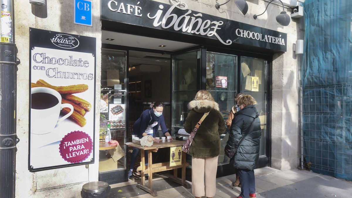 Desde el mes de febrero, el último sin la presencia del coronavirus, han ingresado al paro 2.991 personas, el 58% en el sector servicios. ISRAEL L. MURILLO