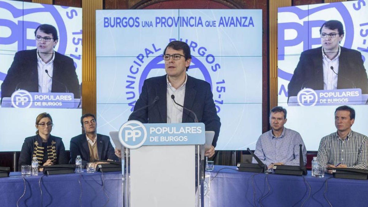 Alfonso Fernández Mañueco se dirige a los cargos públicos de la provincia, ayer, en el Salón Rojo del Teatro Principal.-SANTI OTERO