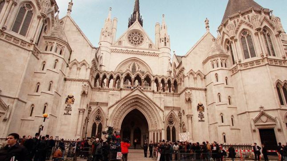 Protesta en las puertas de la Corte de Justicia de Londres.-Foto: ARCHIVO/ AP