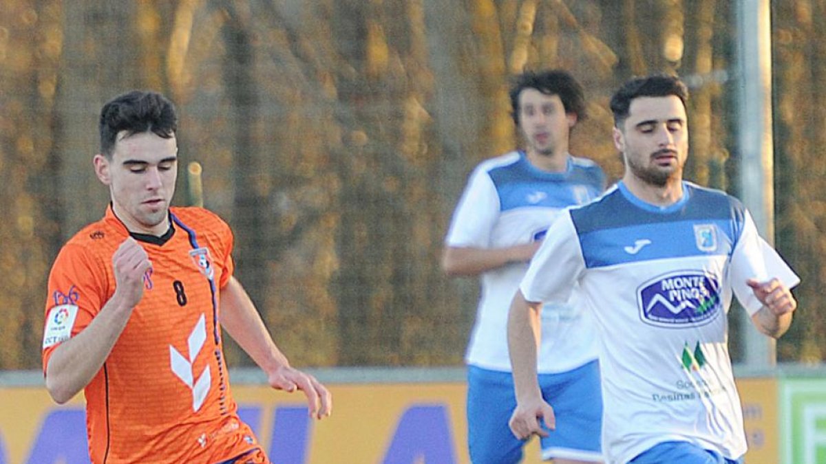 Gabri conduce el balón en el choque ante el Almazán.-ISRAEL L. MURILLO