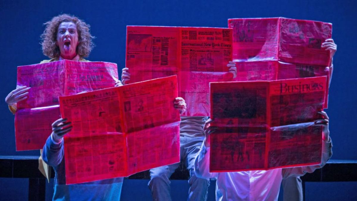 Un momento del espectáculo donde los actores ‘juegan’ con periódicos.-ECB