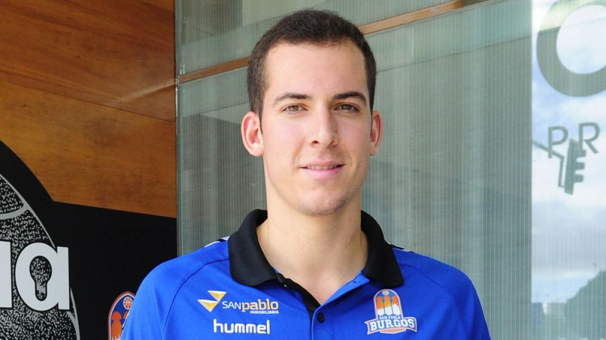 Miquel Salvó posa con la camiseta del San Pablo.-ISRAEL L. MURILLO