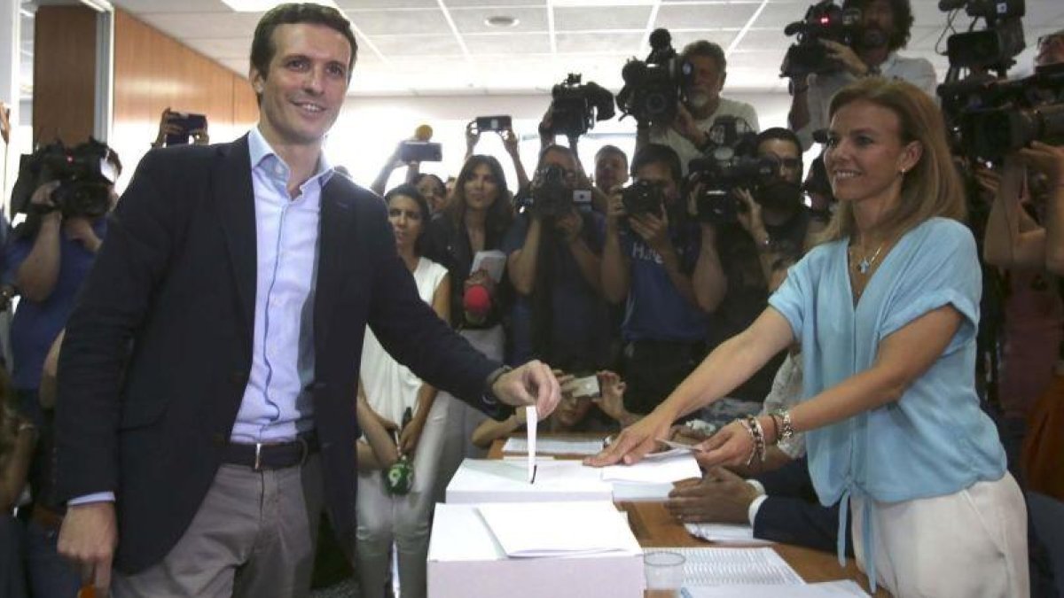 Pablo Casado, candidato a la presidencia del PP, vota en su sede electoral.-DAVID CASTRO
