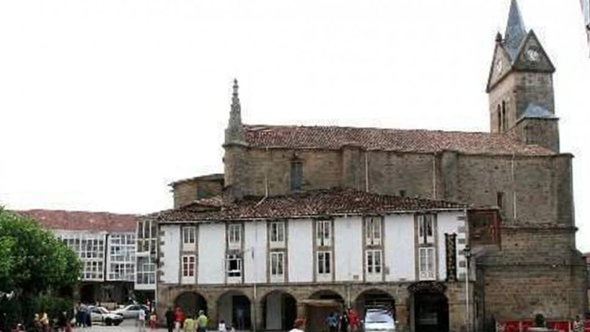 Se instalarán más de una veintena de proyectores led en los soportales de la Plaza Sancho García.-ECB