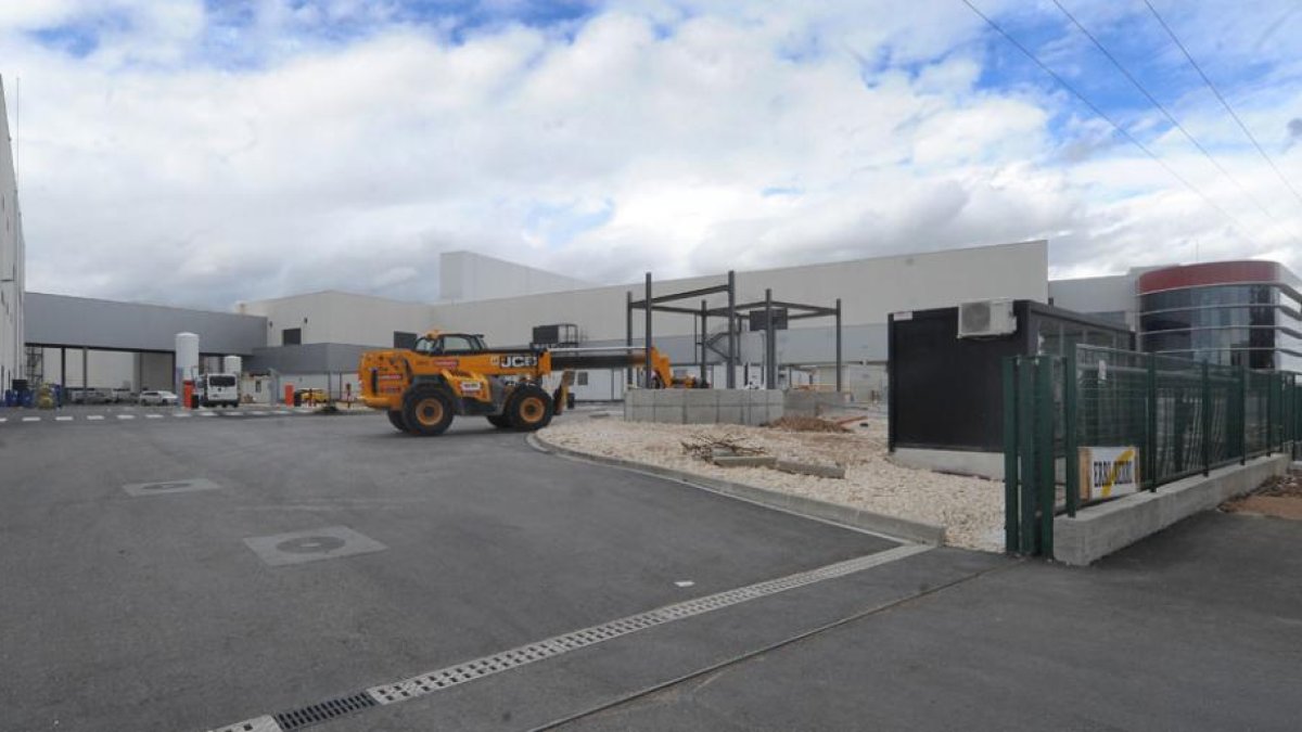 Una máquina trabaja en el acceso de la nueva planta de Campofrío.-ISRAEL L. MURILLO