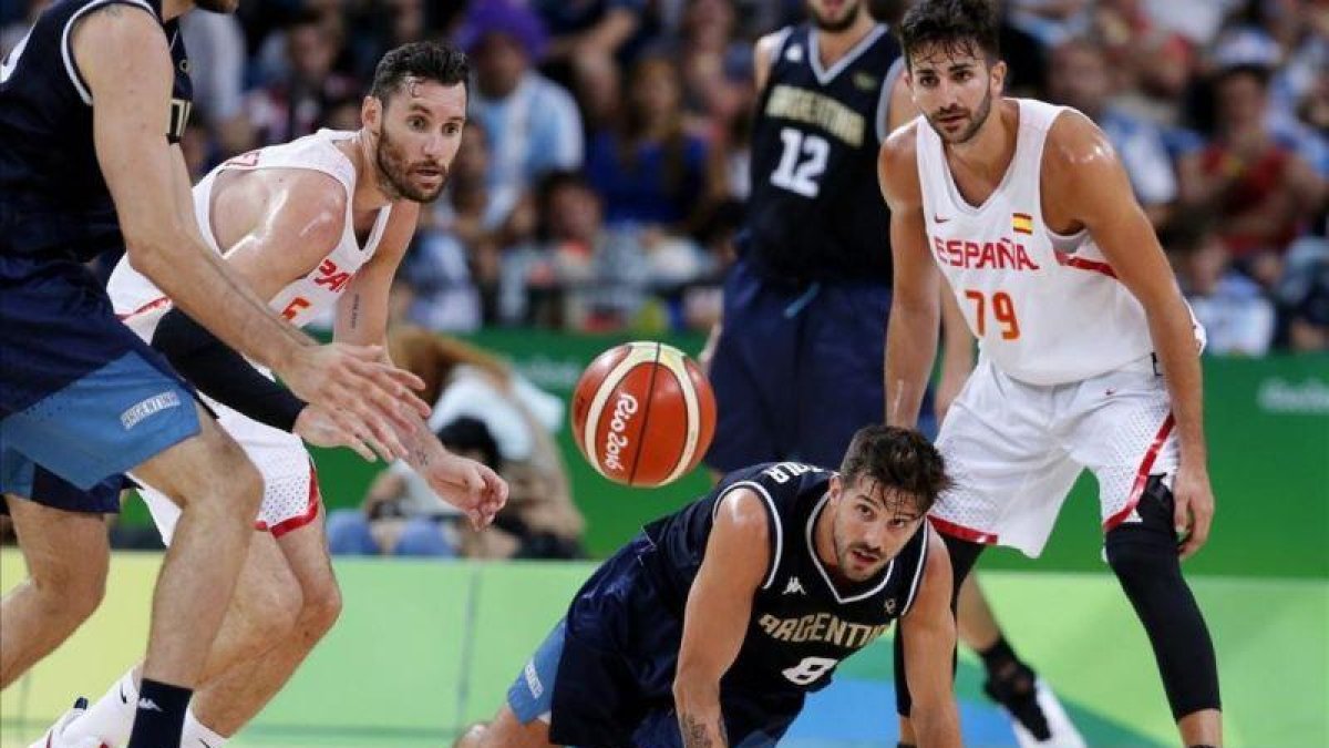 Rubio (derecha), ante Rudy, en una acción del partido ante Argentina.-EFE / EPA / JORGE ZAPATA