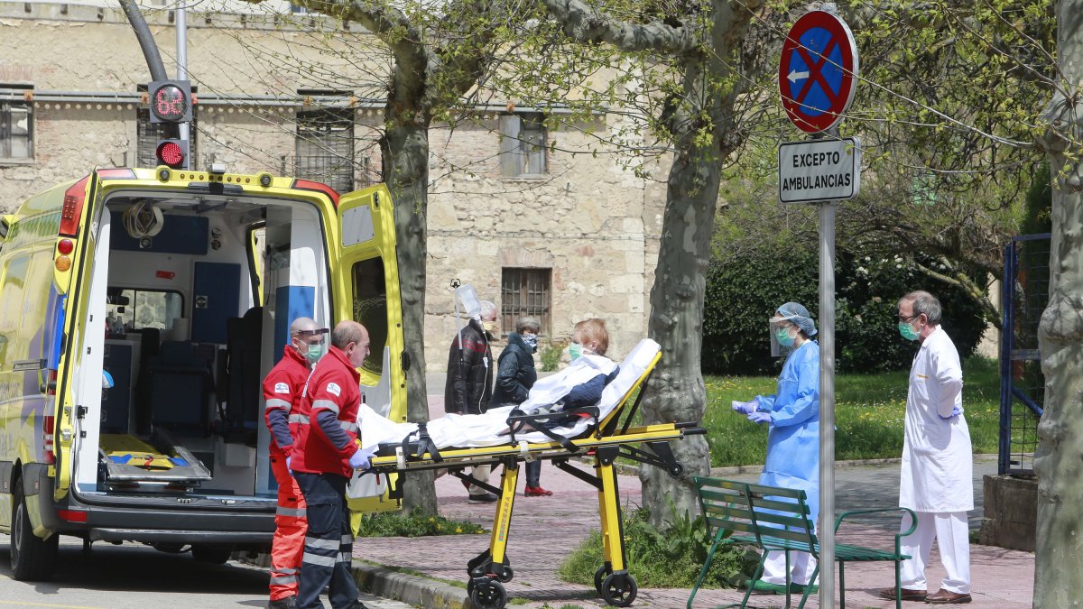 Trasladao en ambulancia desde el centro de salud de Gamonal. SANTI OTERO
