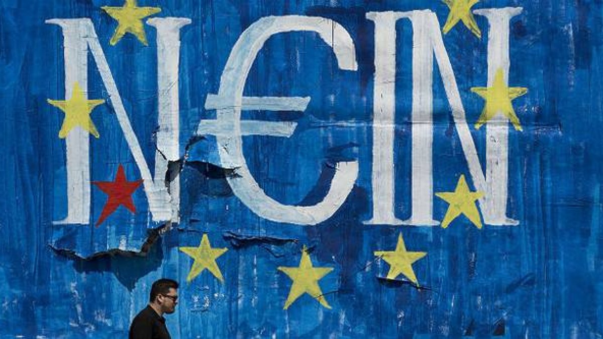 Grafiti en una calle de Atenas contra el plan propuesto por los acreedores de Grecia.-Foto: AP / PETROS GIANNAKOURIS
