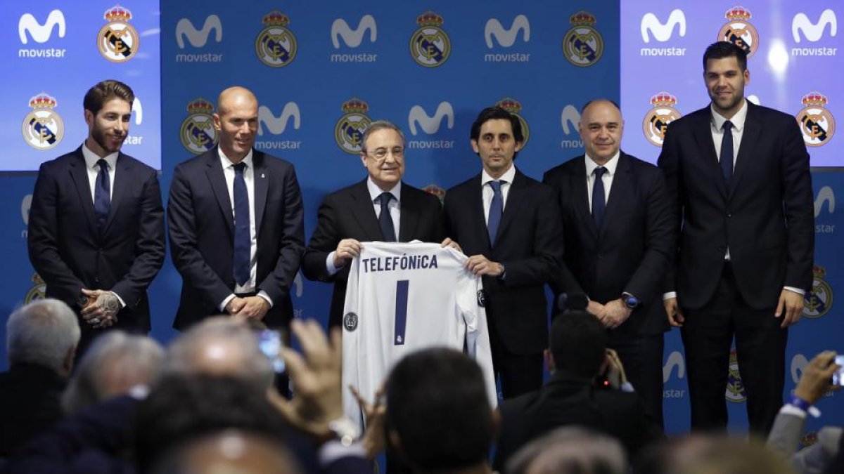 Florentino, durante la firma del acuerdo con Teléfonica, junto al presidente de la compañía, Álvarez-Pallete, y los técnicos y capitanes de las secciones de fútbol y baloncesto.-BALLESTEROS