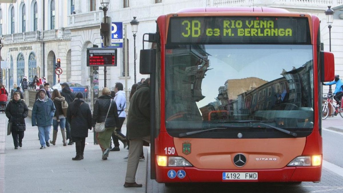Autobús urbano de Burgos en los soportales de Antón. ECB