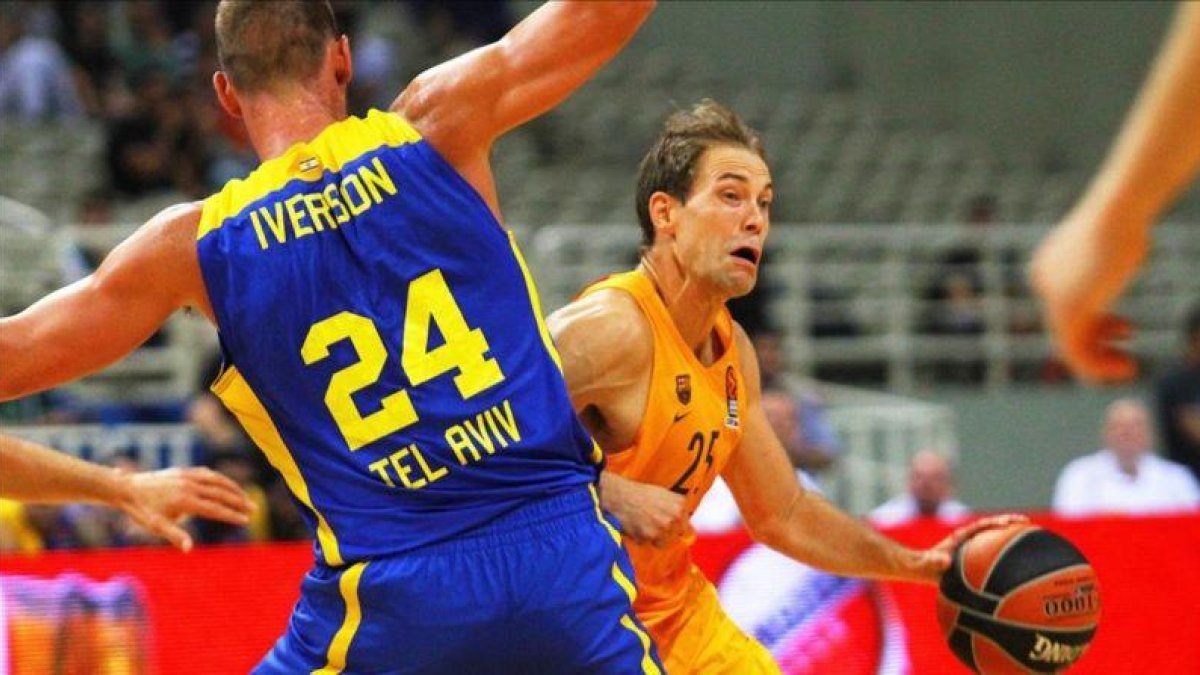 Iverson, del Maccabi, intenta frenar a Koponen en el torneo disputado en Atenas.-EFE / SPYROS CHORCHOUBAS