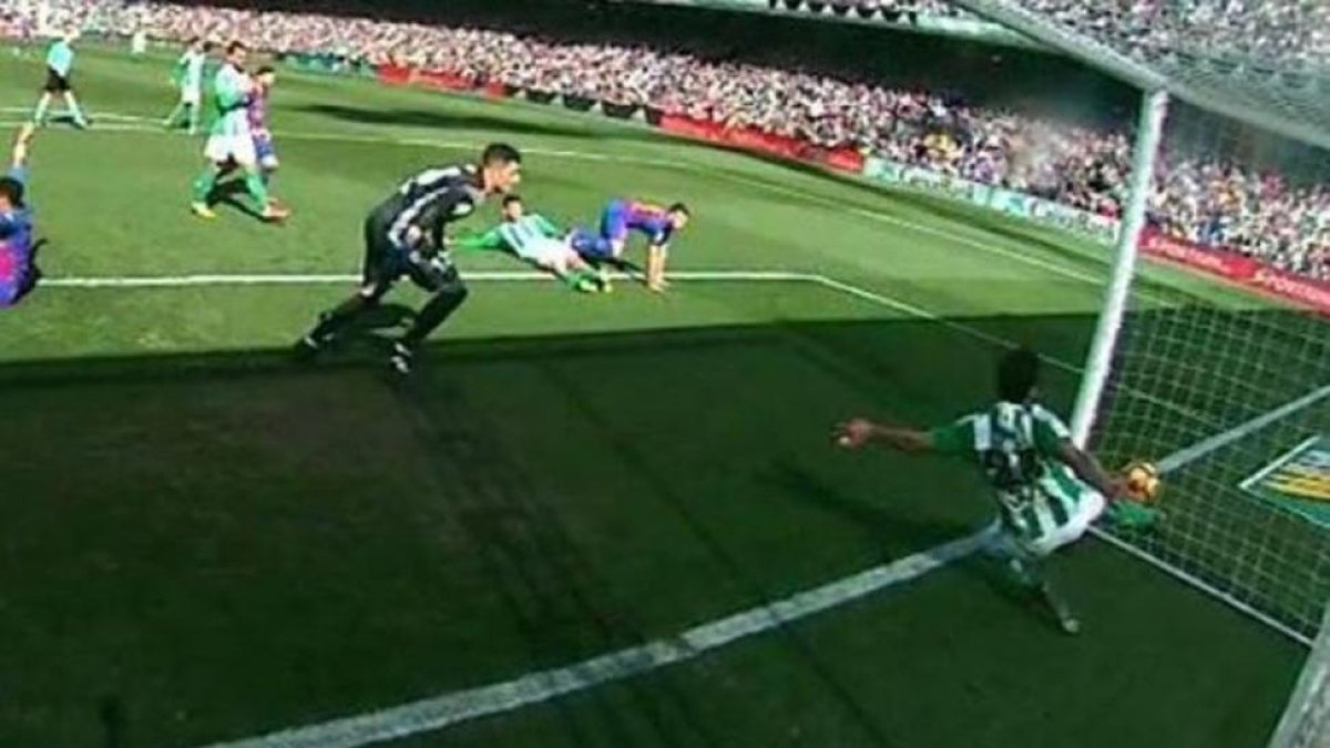 El 'gol fantasma' del Barça en el campo del Betis.-