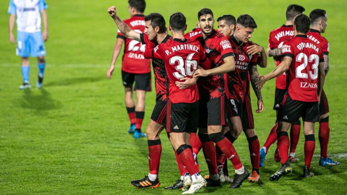 Los jugadores del Mirandés celebran un gol. TWITTER / @CDMIRANDES