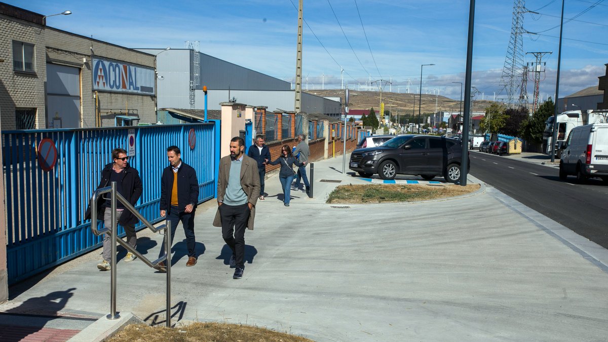 El alcalde, Daniel de la Rosa, y el concejal de Urbanismo, Daniel Garabito, visitaron la calle Valle de Mena. TOMÁS ALONSO