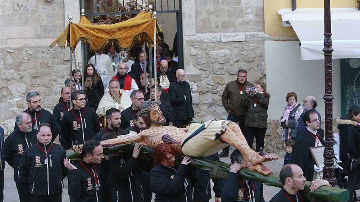 Los miembros de la Cofradía cargan a hombros con el paso desde la iglesia de San Gil en la procesión celebrada anoche.-RAÚL OCHOA