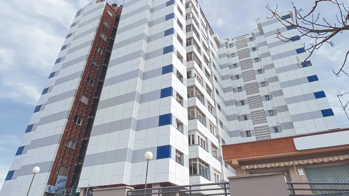 Sistema de aislamiento instalado en la fachada de un edificio en Burgos. ECB