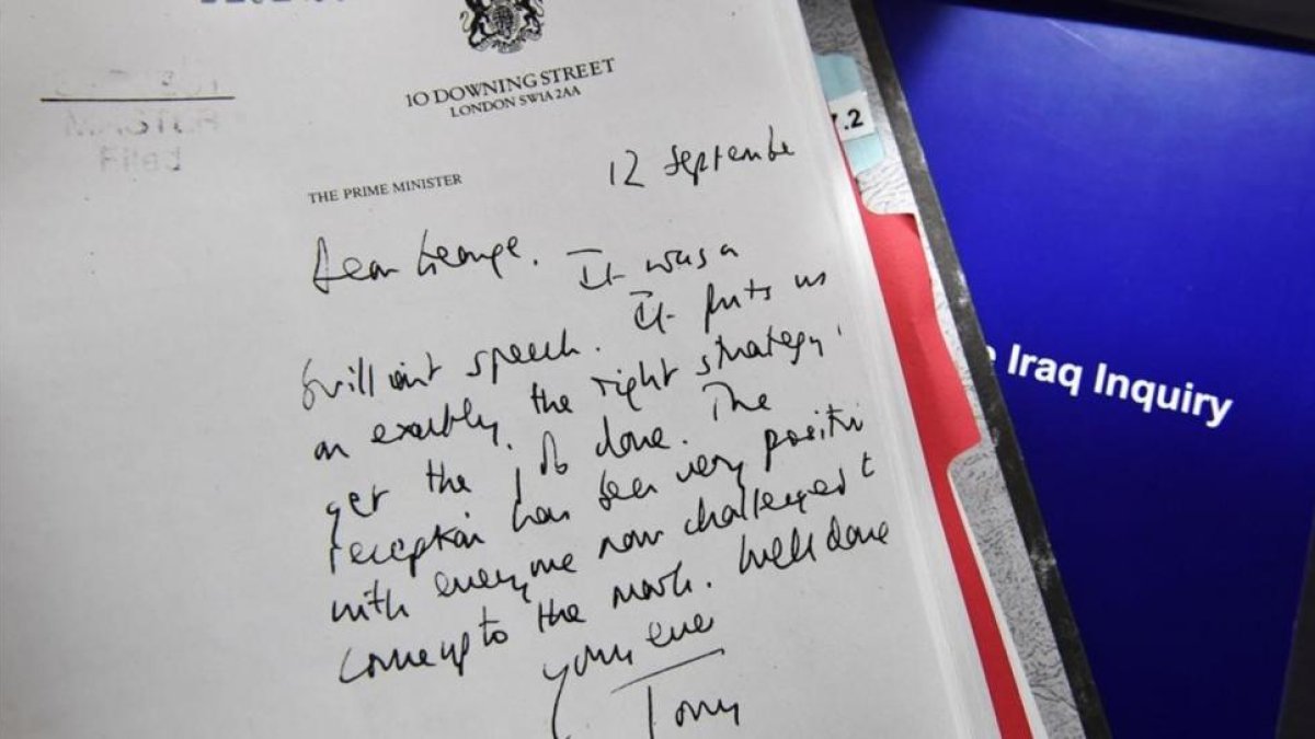 Detalle de una carta desclasificada enviada por Blair a Bush, incluida en el informe Chilcot, presentado este miércoles en Londres.-REUTERS / JEFF J. MITCHELL
