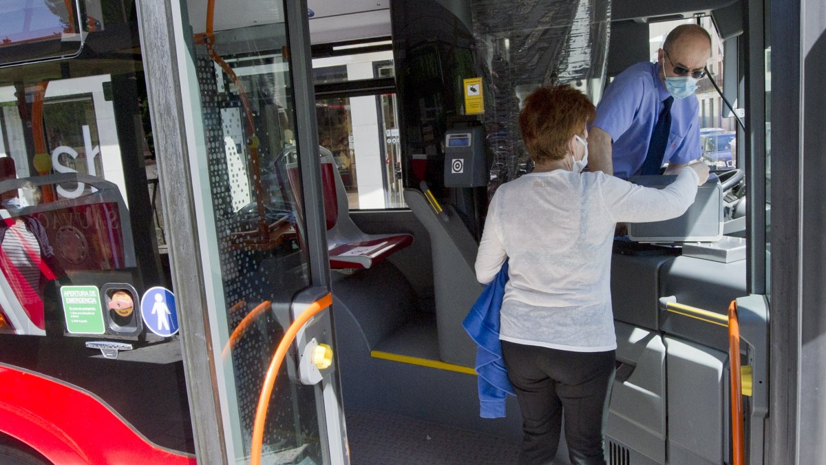 Una pasajera accede al autobús municipal.