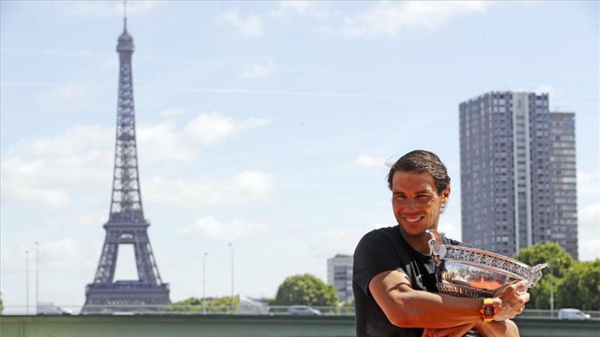 El tenista español posa con su trofeo para celebrar su décima victoria en el Roland Garros-EFE