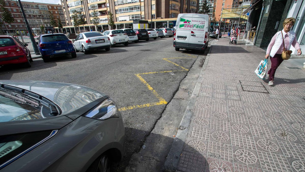 Zona de carga y descarga de mercancías en la calle La Igualdad, en el barrio de Gamonal. TOMÁS ALONSO