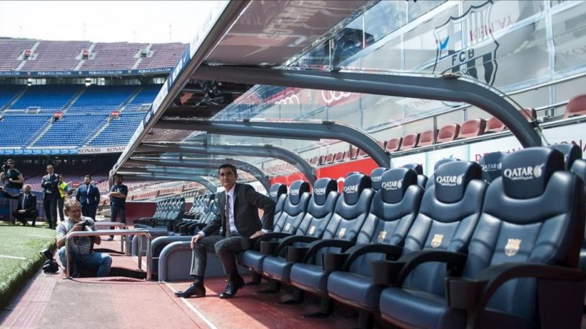 Valverde, en el banquillo del Camp Nou.-JORDI COTRINA