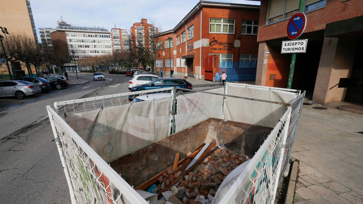 Un contenedor de escombros de una obra en la calle Antonio Machado de la capital burgalesa. SANTI OTERO