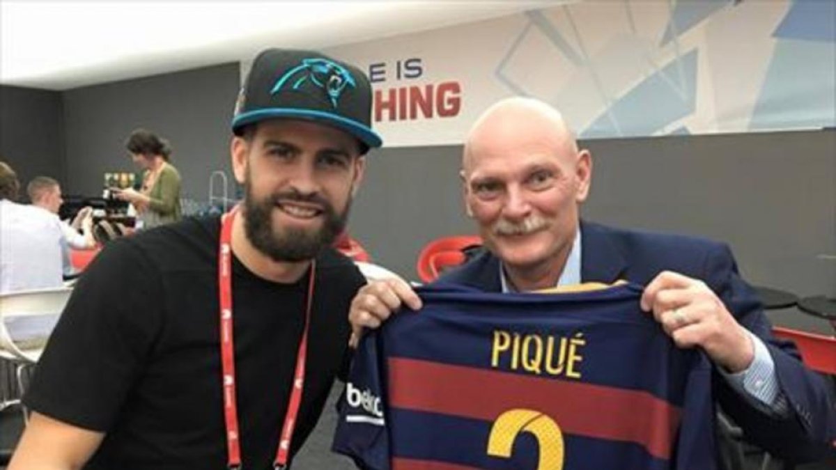 Piqué y John Hoffmann, en el Mobile World Congress del 2016.-JOAN VENDRELL / AP / CAROLYN KASTER / REUTERS / CHIP EAST