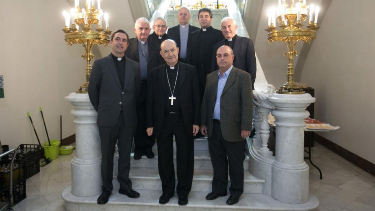 El nuevo consejo consejo de gobierno de la diocesis con el arzobispo Fidel Herráez.-RAÚL G. OCHOA