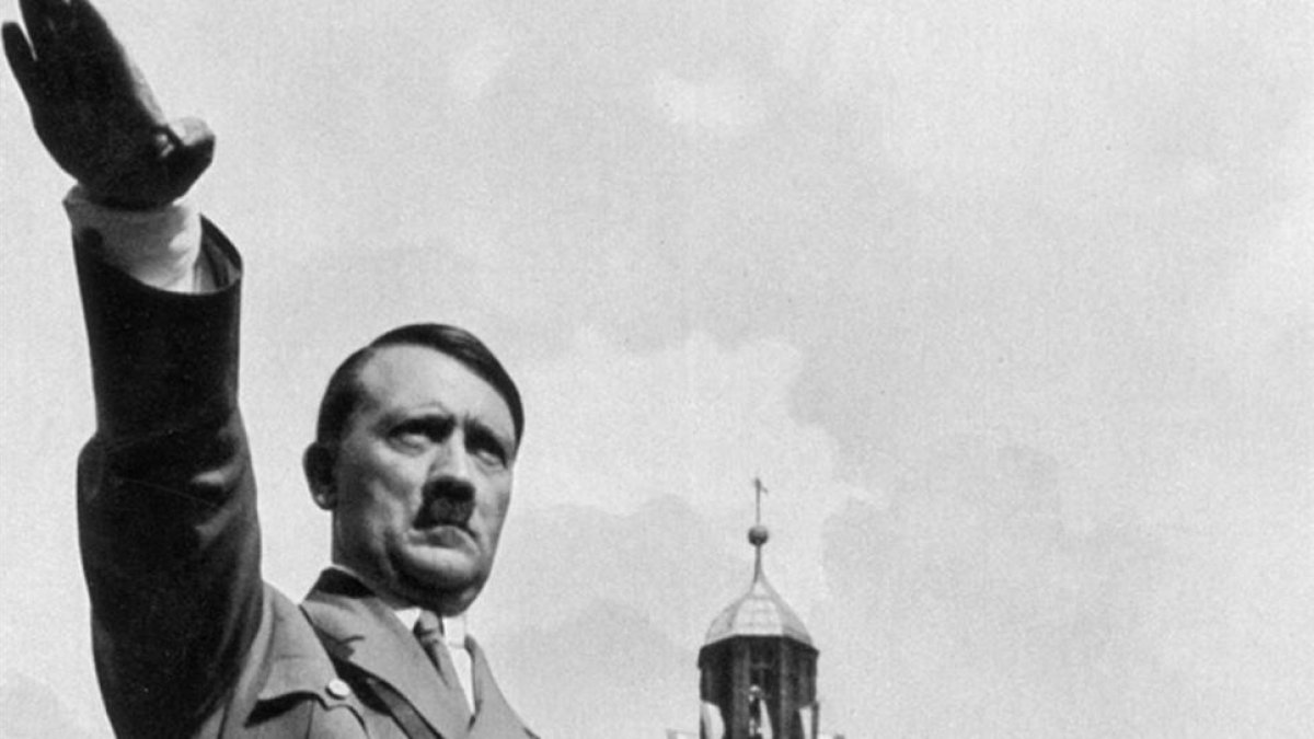 El dictador alemán Adolf Hitler haciendo el saludo nazi en el Congreso del Partido Nazi.-HULTON ARCHIVE GETTY IMAGES