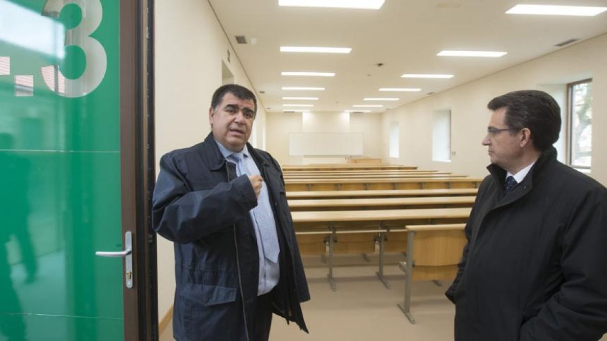 Juan ManuelManso y Alfonso Murillo, durante la visita a uno de los pabellones.-RAÚL G. OCHOA