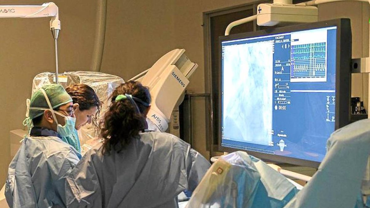 Intervención en el Hospital Clínico de Valladolid, el segundo con más derivaciones desde Burgos.-J.L. LOSTAU