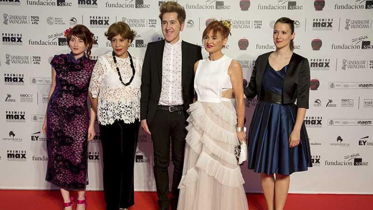 Ori Esteban (d.) junto a la directora, Elena Cánovas, y otros miembros de la compañía, el lunes en Valencia.-Biel Aliño