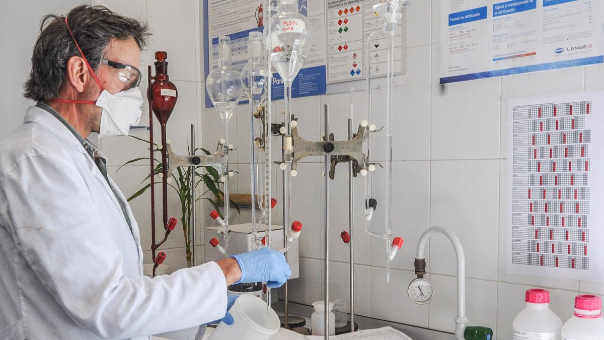 Las aguas residuales se analizan en este laboratorio en el que se ha detectado una clara bajada de la presencia del virus. I. L. MURILLO